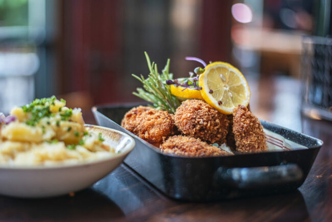Knusprig panierte Fleischstücke mit Kartoffelsalat