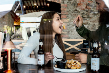 Mann "füttert" Frau Mit Kaiserschmarrn