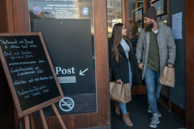 Eingangstür Felsenkeller mit Paar